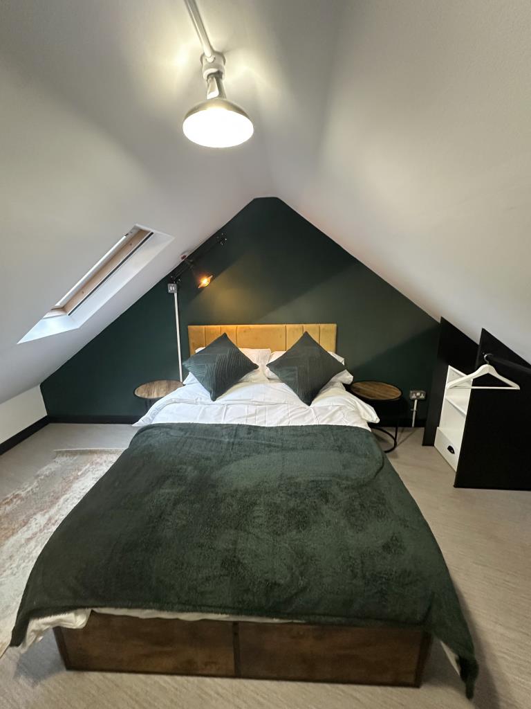 Lot: 70 - TOWN CENTRE BUILDING WITH OFF-ROAD PARKING - Room in roof with Velux style window